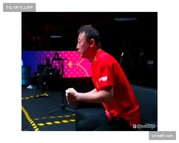 特写：教练马琳在场边大声呼喊，为弟子布置关键战术